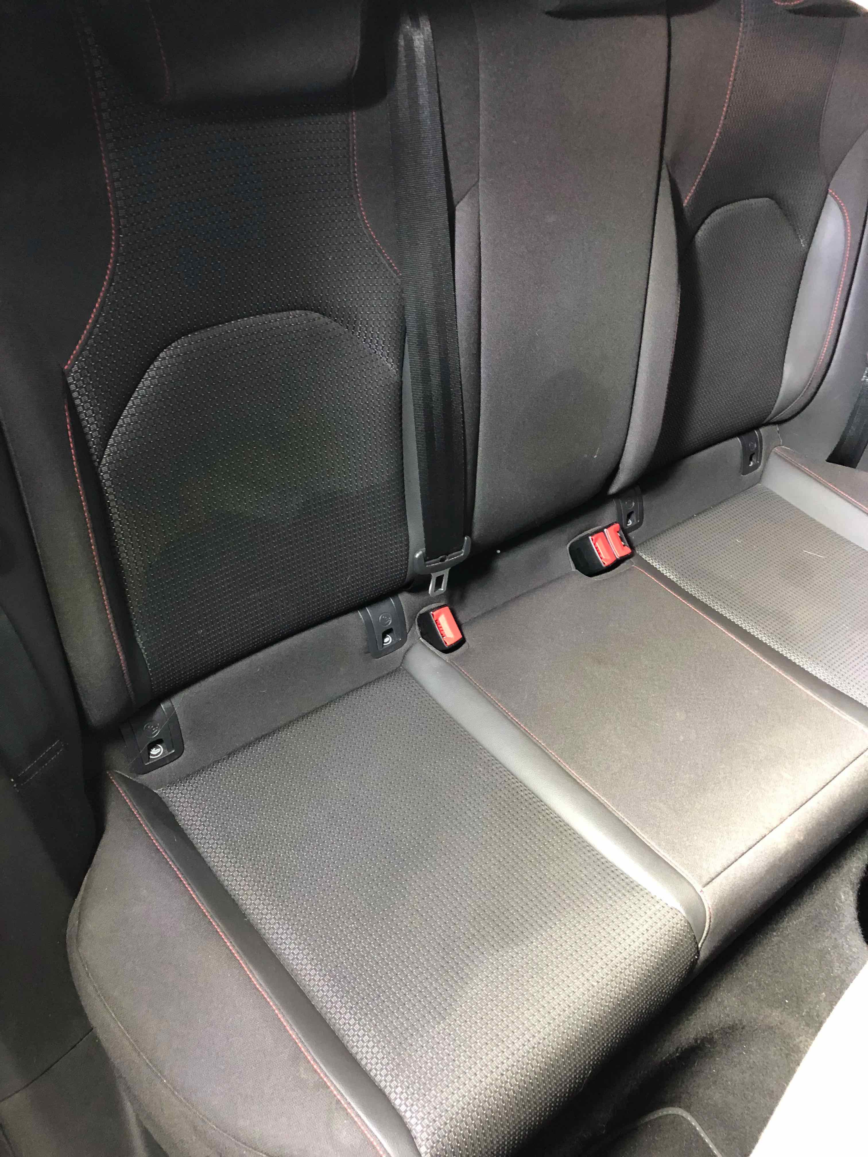 Banquette arrière tachée